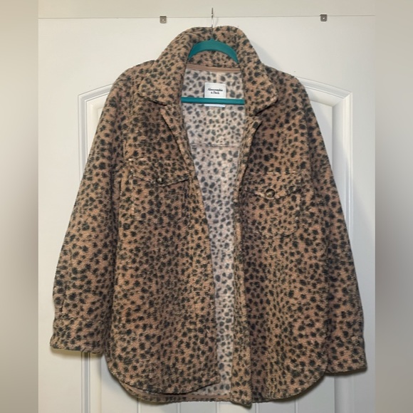 ABERCROMBIE | Sherpa Shirt Jacket in Light Brown Animal Print - Picture 3 of 3